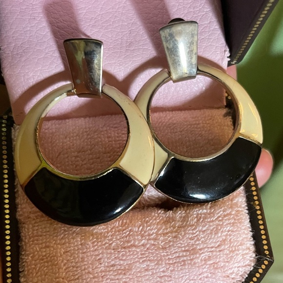 Cream and black enamel metal hoop earrings - Picture 3 of 4